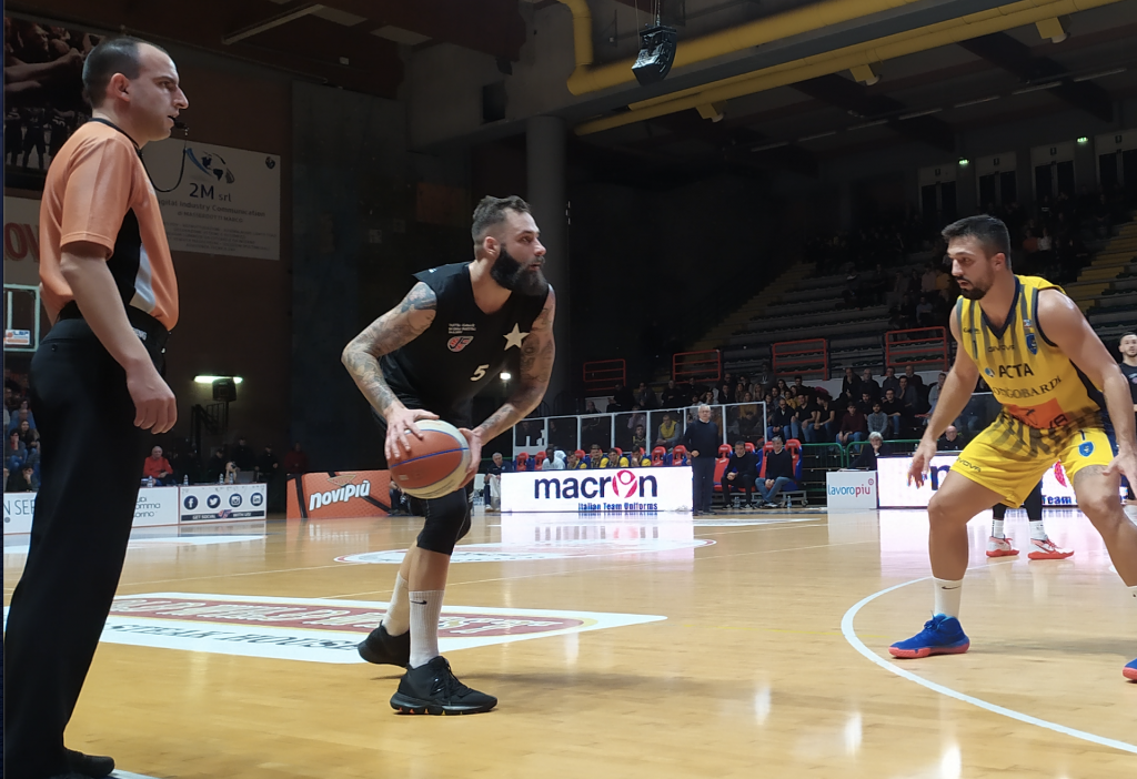 La Novipiù deve inseguire nel match del PalaFerraris contro Scafati: 28-46 il punteggio all'intervallo